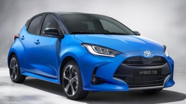Малък, ефективен и идеален за града. Toyota Yaris Hybrid, дълга 3940 мм , е икона на тези автомобили благодарение на ниския разход, 3,8 литра на 100 км и емисии от само 87 г CO2 на км. 1,5-литровият, 3-цилиндров редови двигател с директно впръскване, комбиниран с електрически, има мощност от 116 и 130 к.с. Цената на най-ниската версия у нас е  42 265 лева.